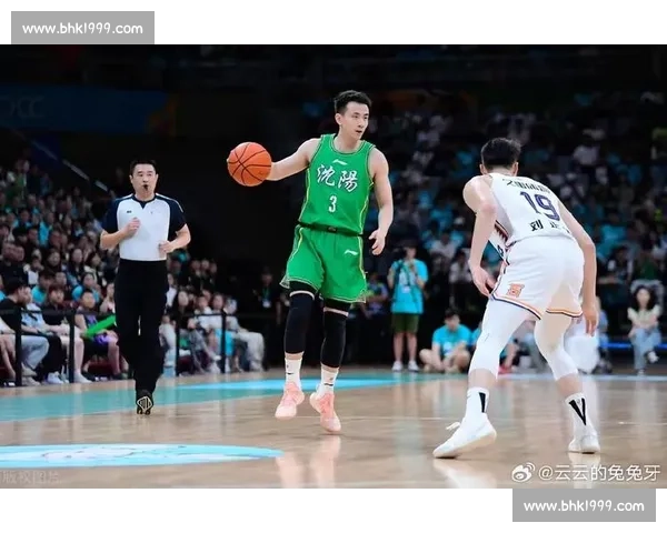 辽宁队迎战青岛队展开激烈对决 争夺季后赛宝贵名额精彩上演